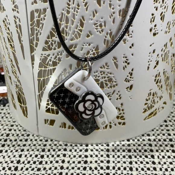 BLACK AND WHITE CAMILLA FLOWER SET OF EARRINGS AND NECKLACE - Picture 3 of 3